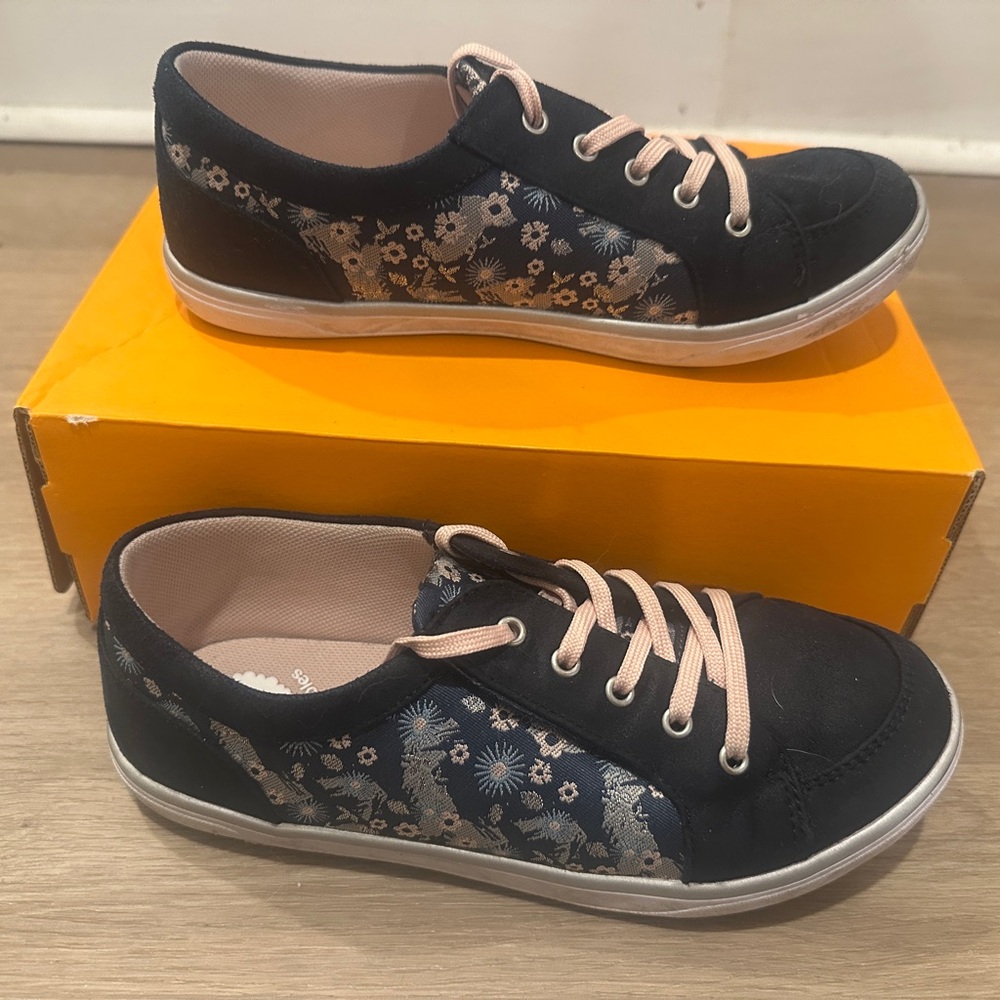 Livie&Luca navy sneakers with floral
